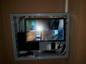 L'armadio con il monitor acceso