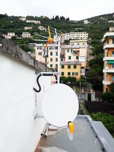 Particolare dell'impianto digitale terrestre e satellitare: le due antenne e la parabola satellitare