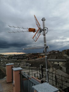 - Impianto Digitale Terrestre e Satellite a Carignano, quartiere di Genova - Dettaglio dell'antenna dell'impianto digitale terrestre