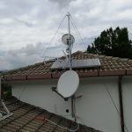 Installazione sullo stesso palo di supporto, con ausilio dei tiranti, di antenna Eolo, Antenna Digitale Terrestre e parabola Sky - Fine maggio 2022 - 001 - Campomorone