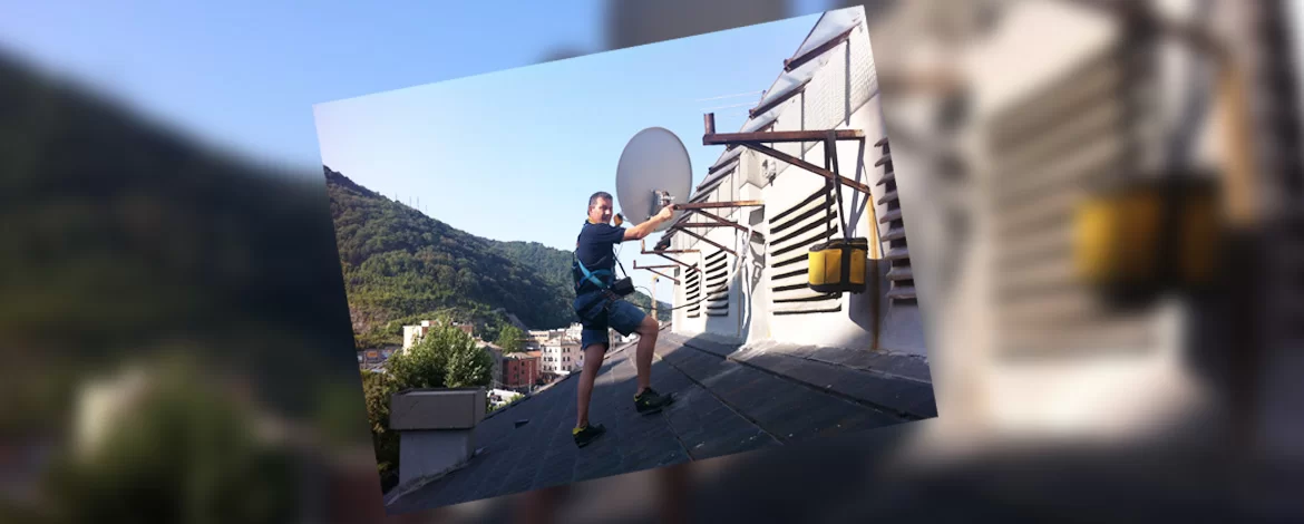 Rafael Pisano (antennista ed elettricista) esegue installazione di una parabola su fune